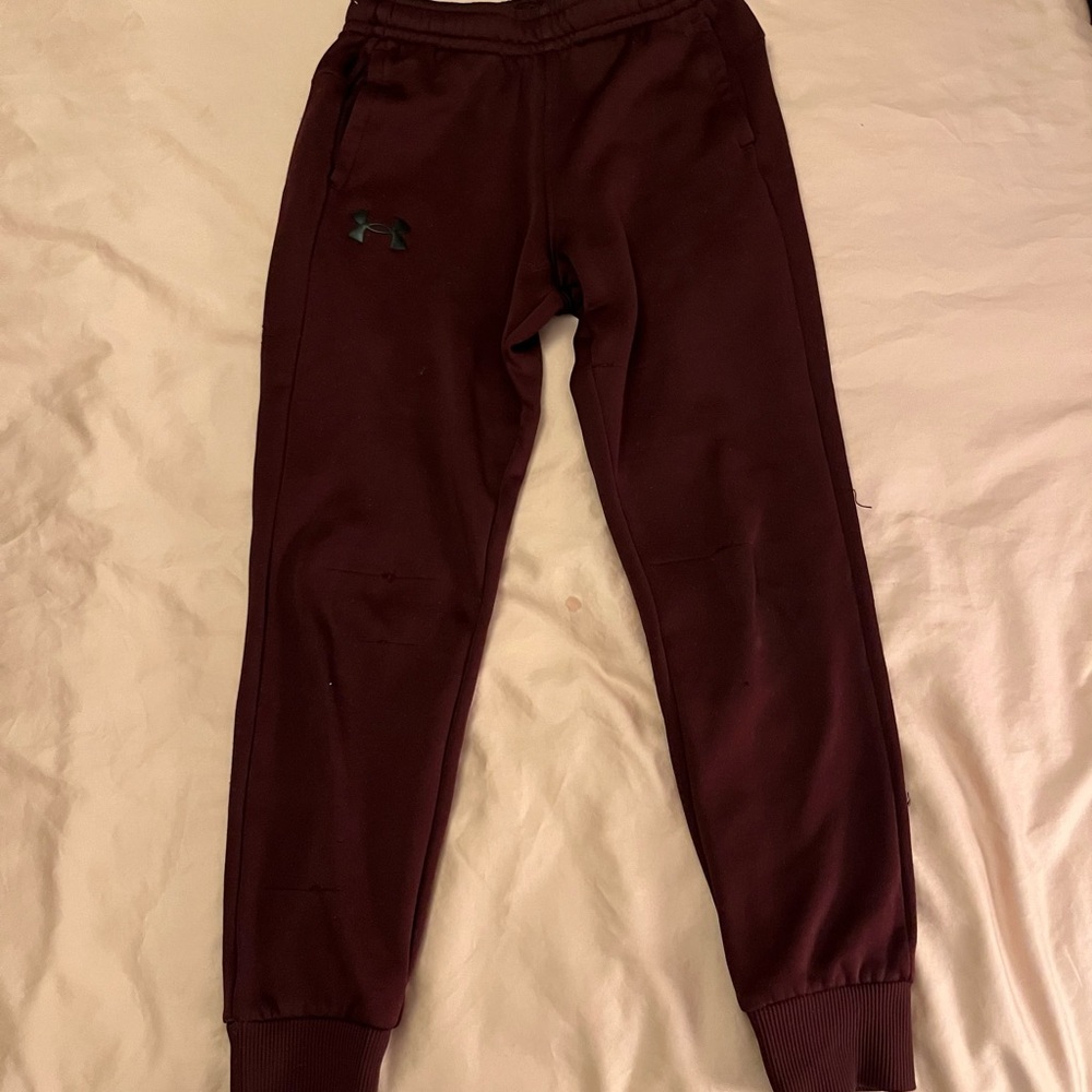 Boys sweatpants for ages 8-11 years, depending on the height.
